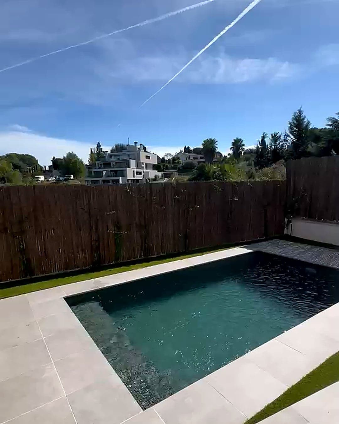 Villa moderna con piscina y tres terrazas